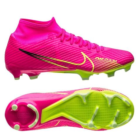 nike roze voetbalschoenen.